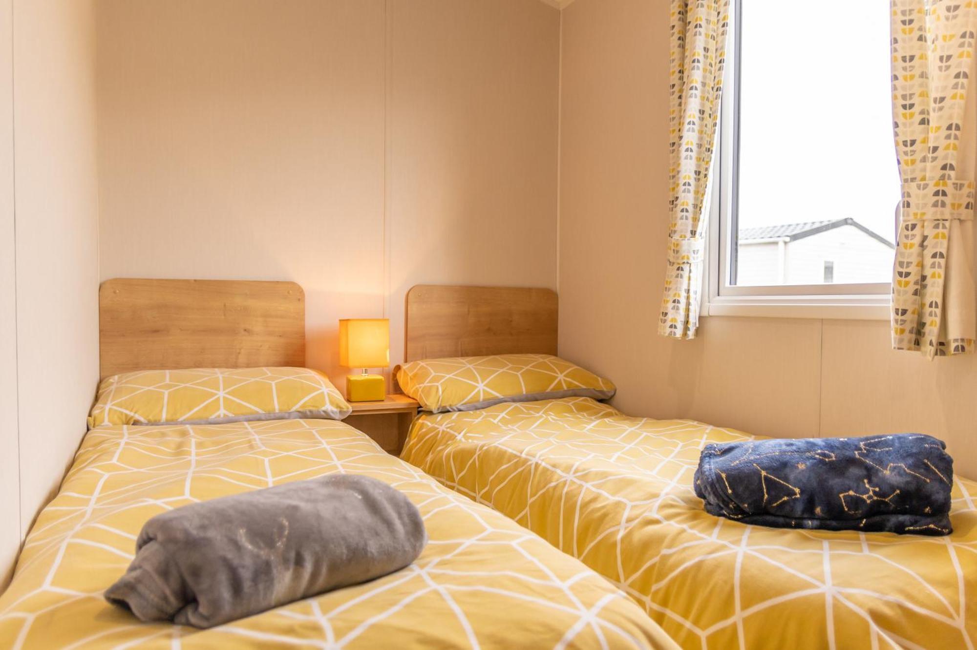 64 Lancaster The Lazy Willow 3 Bedroom Hot Tub Caravan Tattershall Lakes Extérieur photo