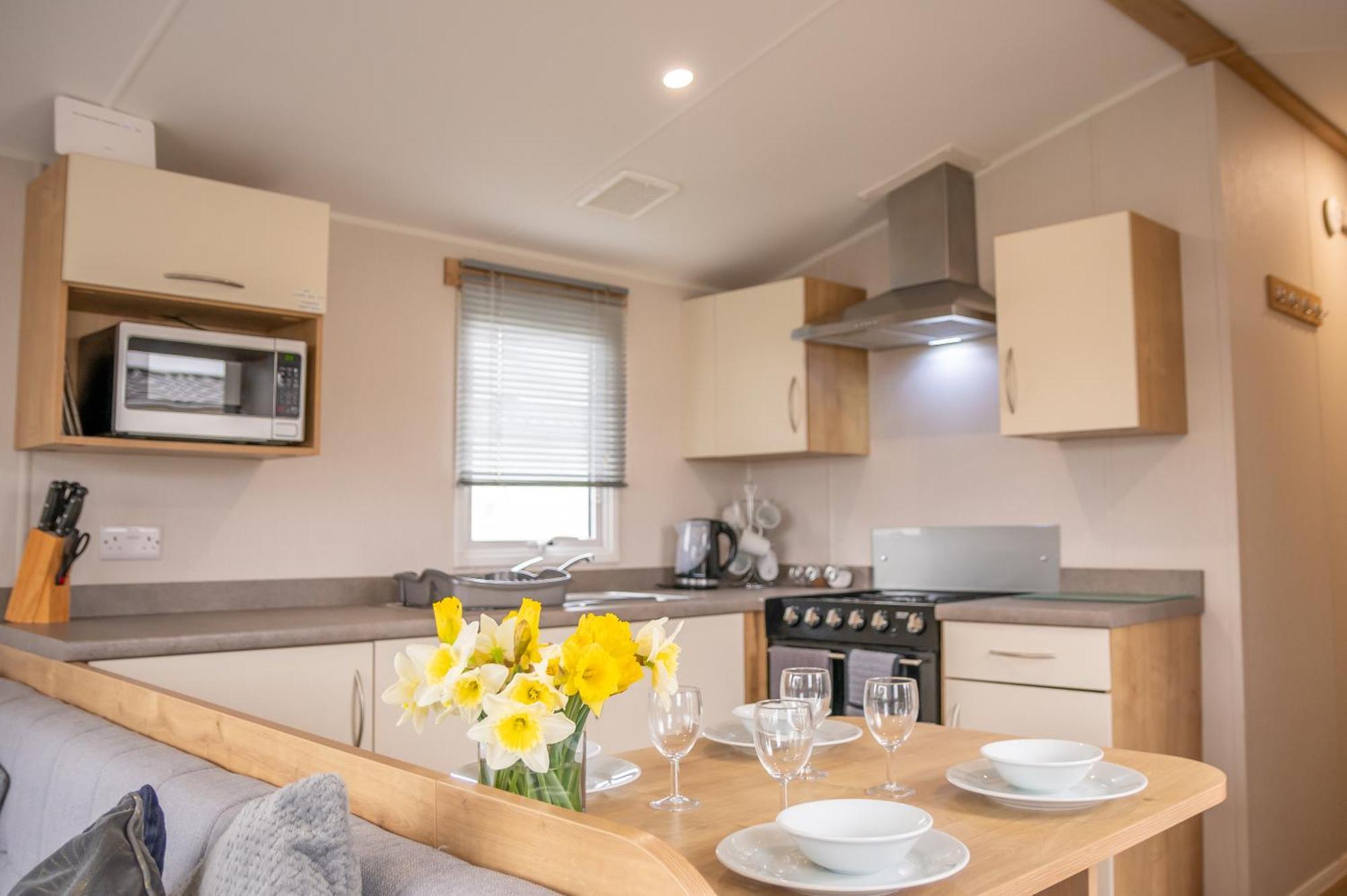 64 Lancaster The Lazy Willow 3 Bedroom Hot Tub Caravan Tattershall Lakes Extérieur photo