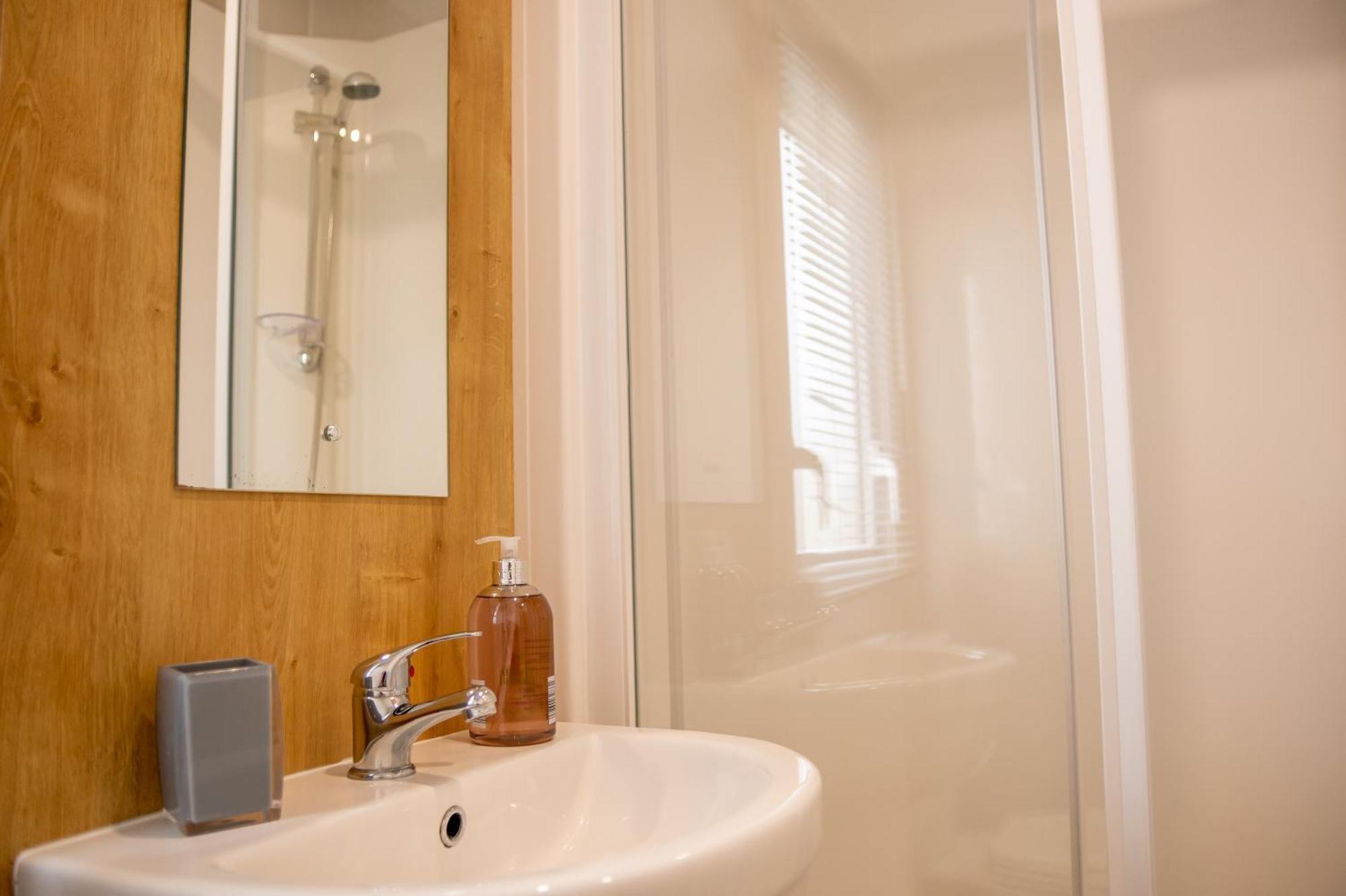 64 Lancaster The Lazy Willow 3 Bedroom Hot Tub Caravan Tattershall Lakes Extérieur photo
