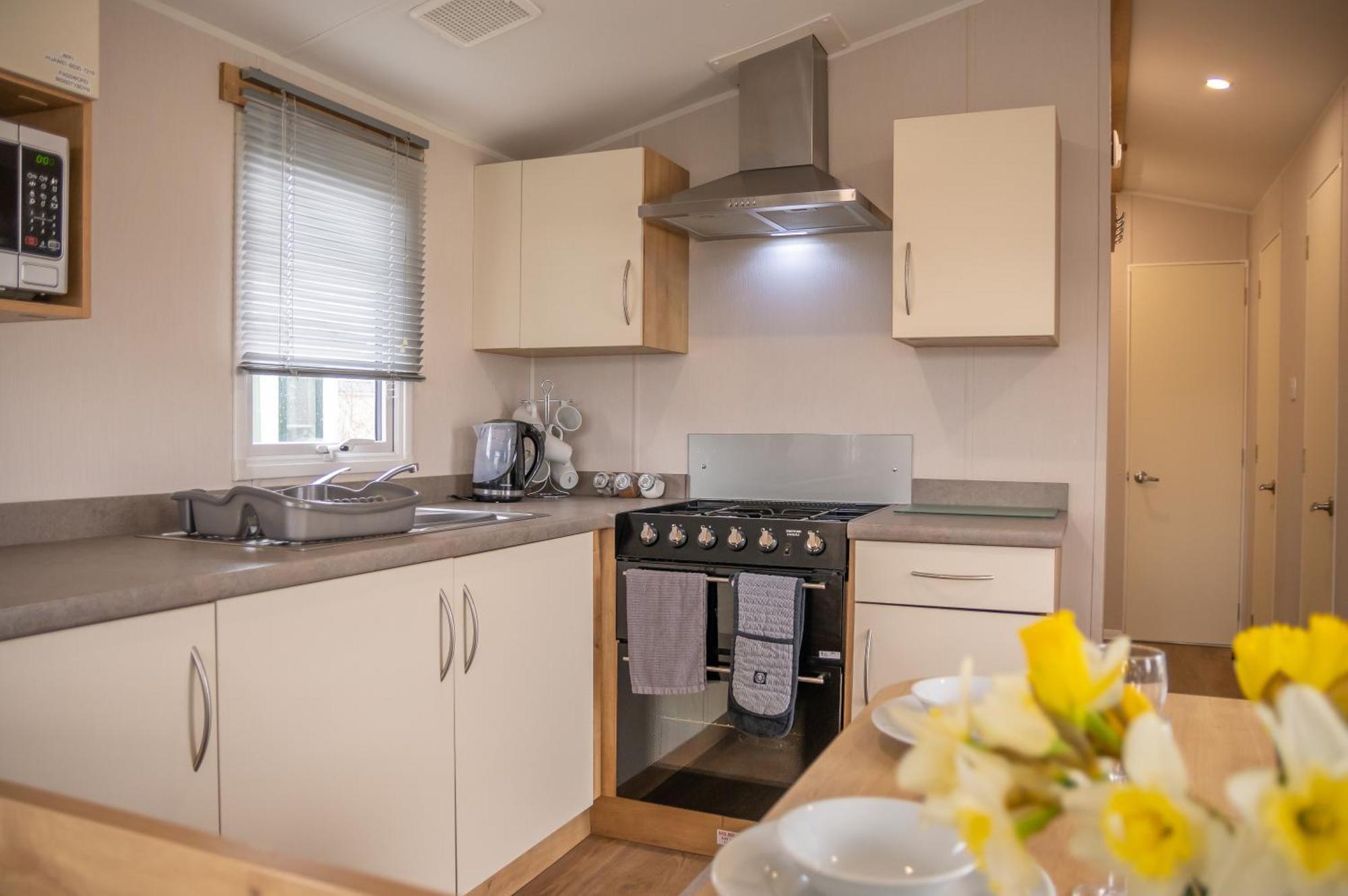 64 Lancaster The Lazy Willow 3 Bedroom Hot Tub Caravan Tattershall Lakes Extérieur photo