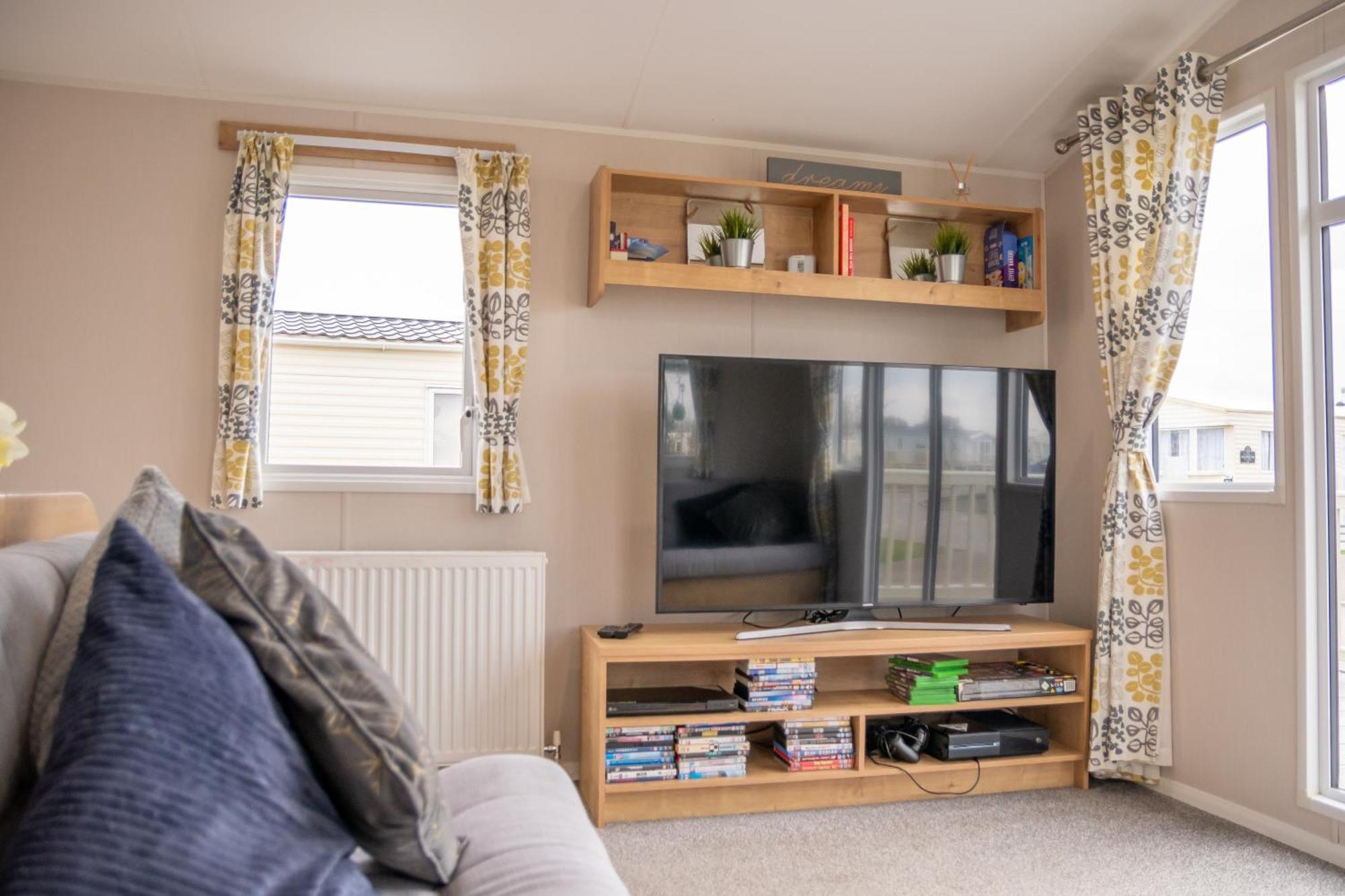 64 Lancaster The Lazy Willow 3 Bedroom Hot Tub Caravan Tattershall Lakes Extérieur photo