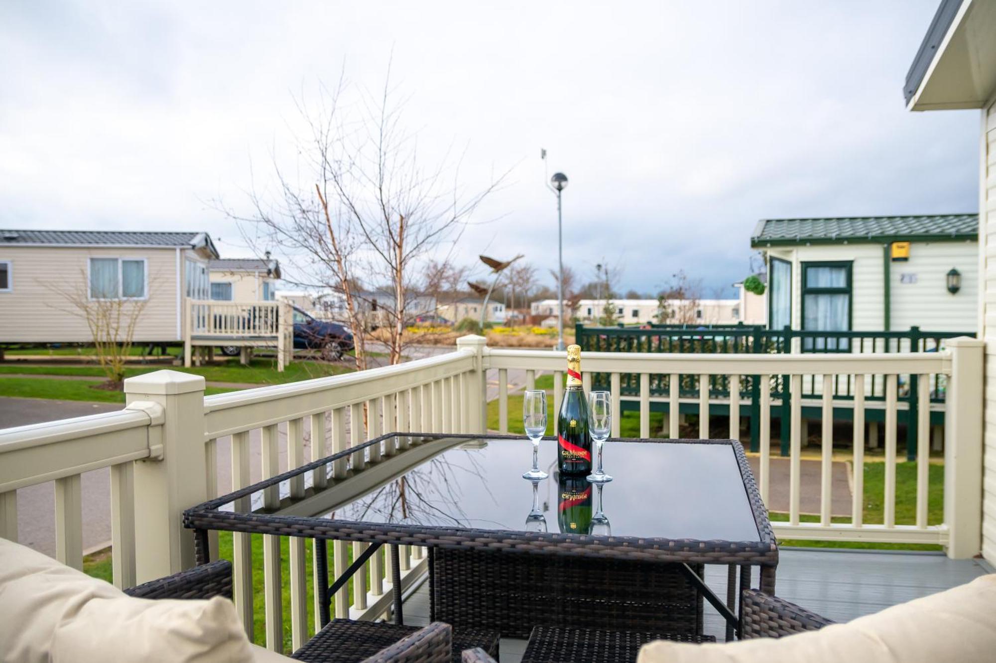 64 Lancaster The Lazy Willow 3 Bedroom Hot Tub Caravan Tattershall Lakes Extérieur photo