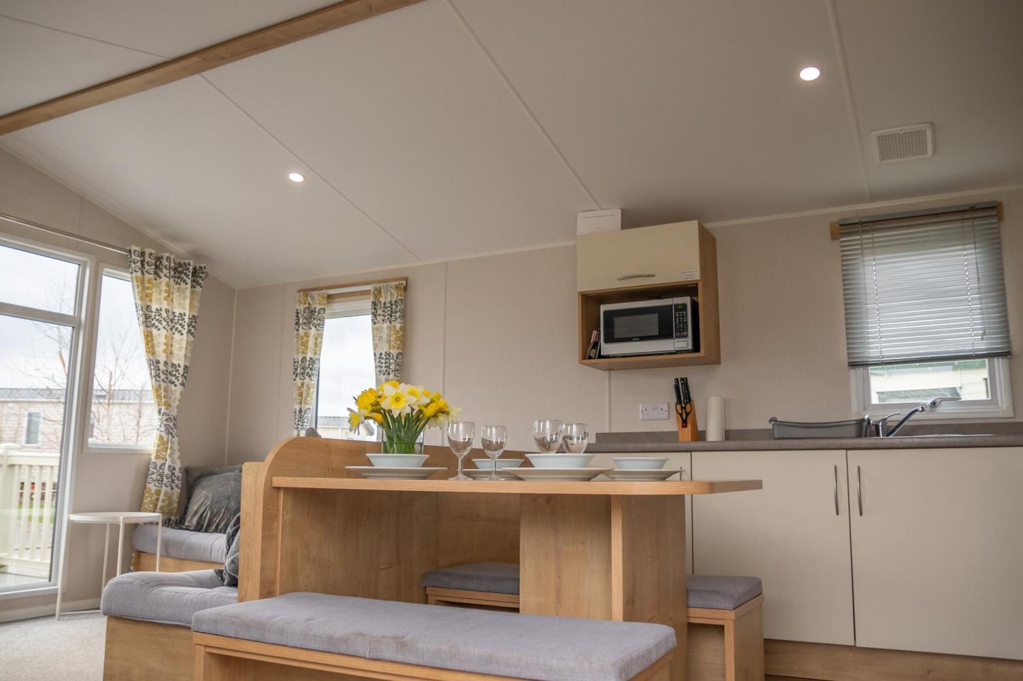 64 Lancaster The Lazy Willow 3 Bedroom Hot Tub Caravan Tattershall Lakes Extérieur photo