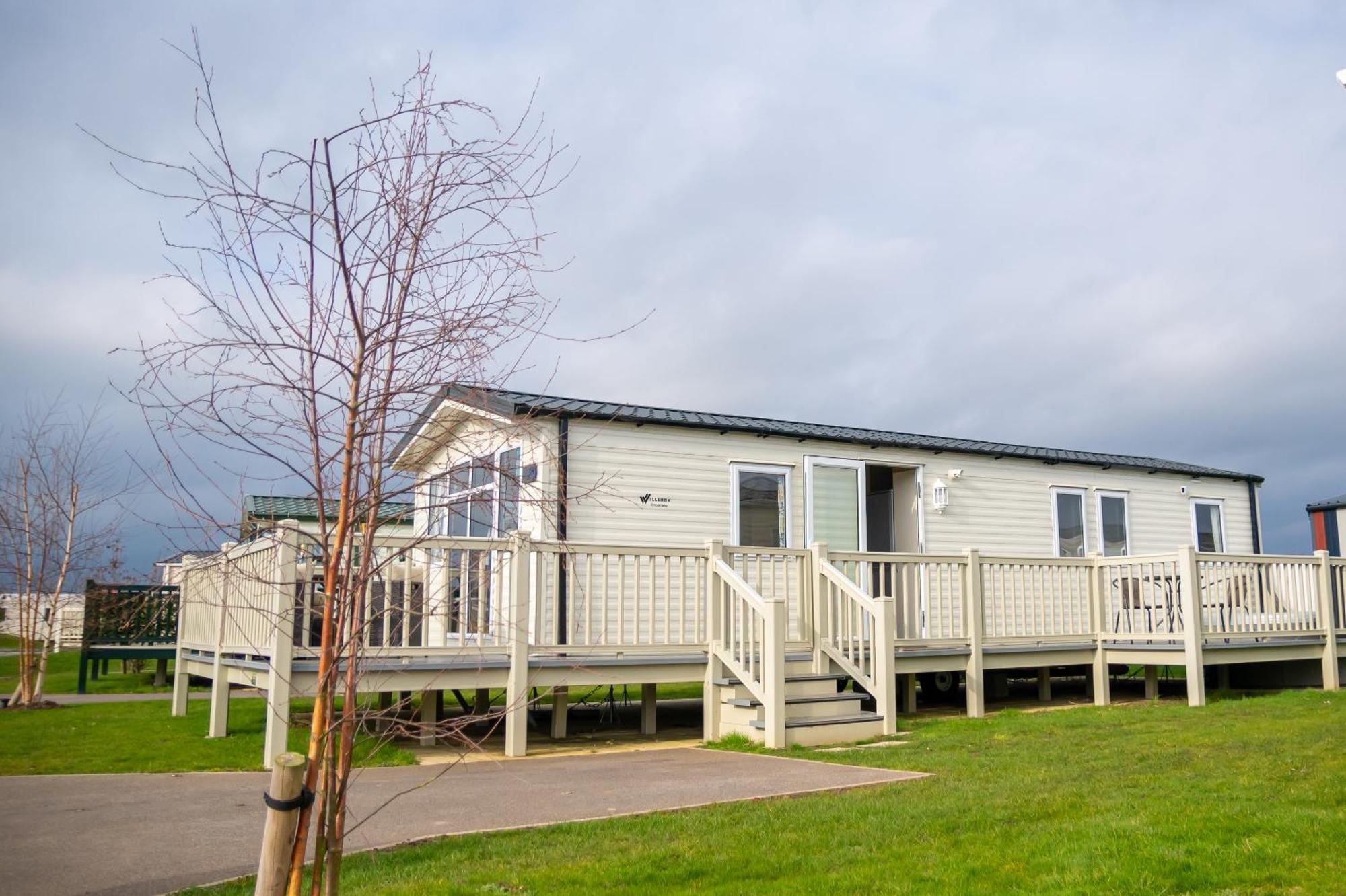 64 Lancaster The Lazy Willow 3 Bedroom Hot Tub Caravan Tattershall Lakes Extérieur photo