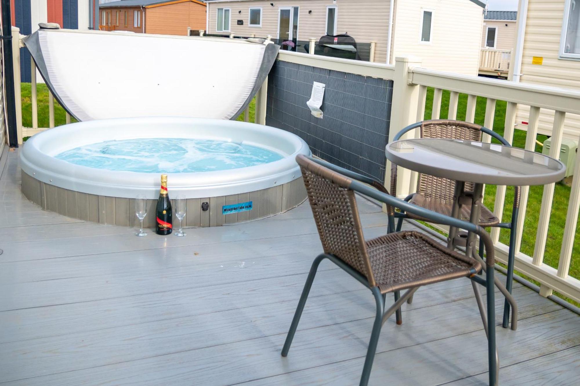64 Lancaster The Lazy Willow 3 Bedroom Hot Tub Caravan Tattershall Lakes Extérieur photo