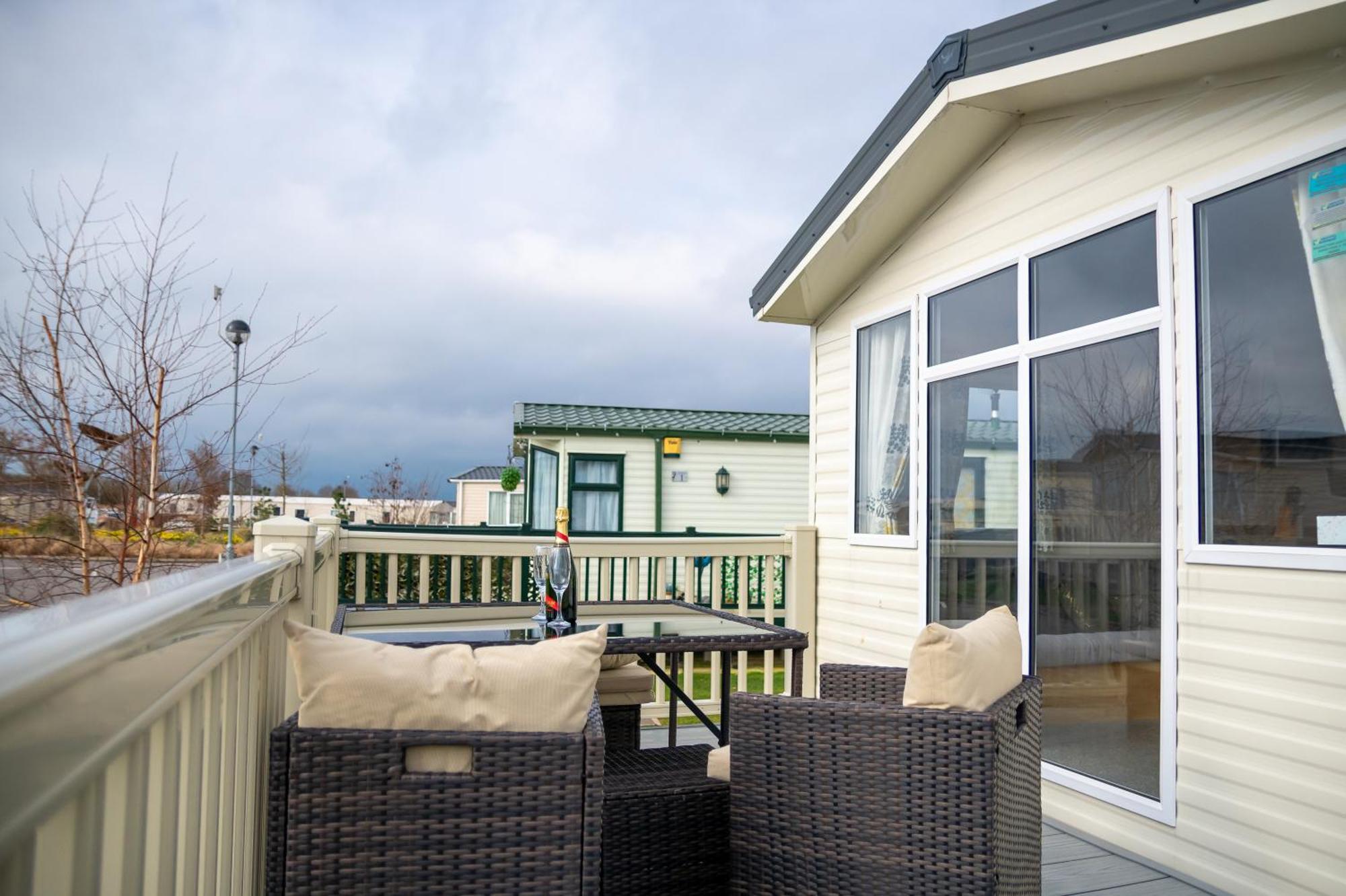 64 Lancaster The Lazy Willow 3 Bedroom Hot Tub Caravan Tattershall Lakes Extérieur photo